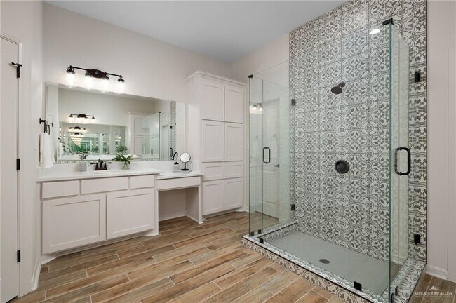 Building Photo - 33 E Silos Ave