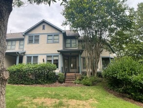 Building Photo - Gorgeous Condo in the heart of Chapel Hill