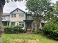 Building Photo - Gorgeous Condo in the heart of Chapel Hill