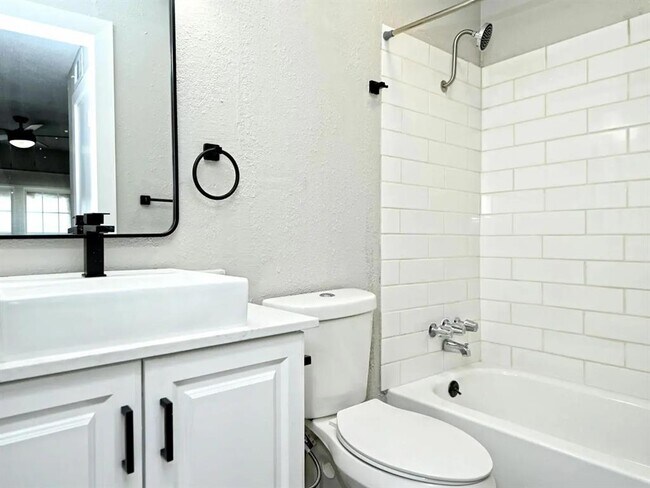 Building Photo - 1720 Wooten Park Dr