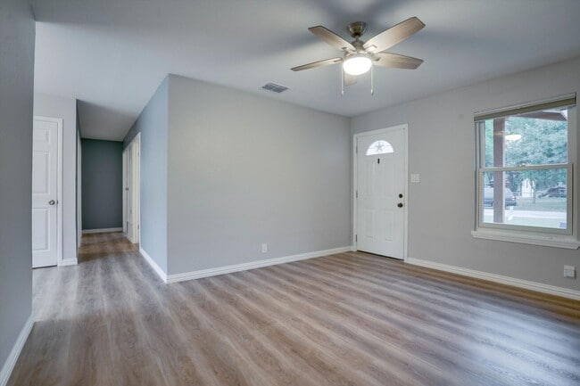 Building Photo - 600 Bramble Dr