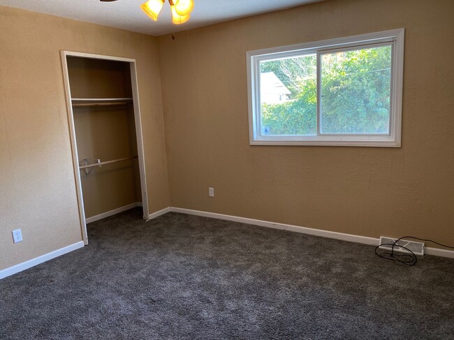 Building Photo - Check Out This Huge 4-Bedroom House!