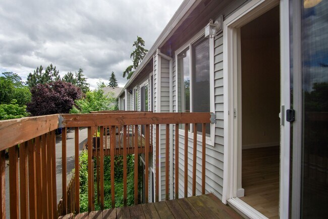 Building Photo - Top-Floor 1 Bdr w/ Private Balcony w/ FREE RENT Ready Now!