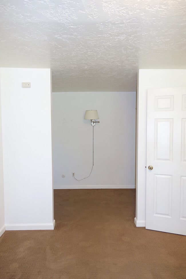 Building Photo - Updated Condo in Park-Like Setting