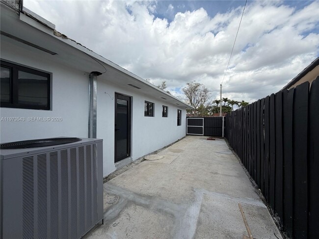 Building Photo - 9410 SW 55th St