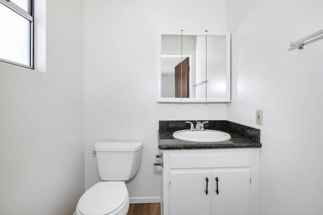 Building Photo - SPACIOUS 2BD/1.5BA APARTMENT IN THE HEART OF PACIFIC BEACH WITH PARKING! BLOCKS TO THE BEACH! ONL...