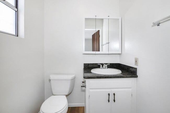Building Photo - SPACIOUS 2BD/1.5BA TOP FLOOR UNIT IN THE H...