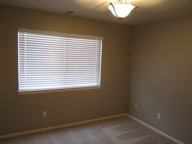 Building Photo - Beautiful 2 Bedroom, 1 Bathroom Condo Freshly Painted and New Carpet by Horsetooth Reservoir in F...