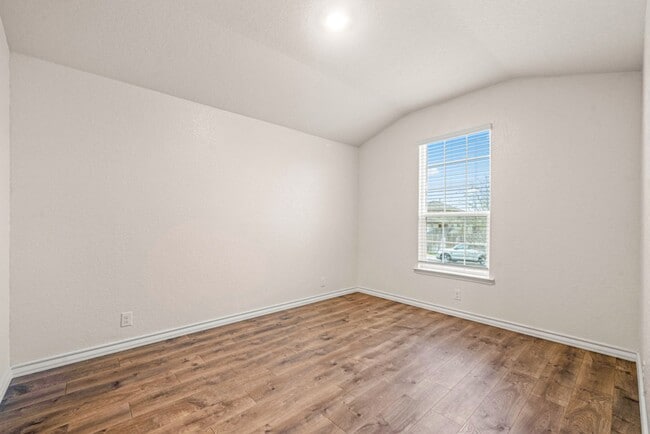 Building Photo - RED BIRD RANCH 3 BED 2 BATH  SINGLE STORY ...