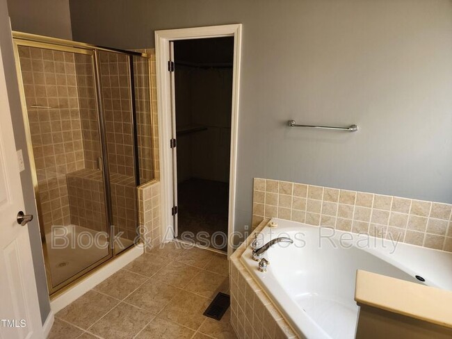 Building Photo - 608 Oxboro Cir
