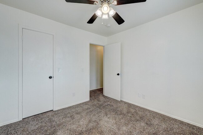 Building Photo - 3 bedroom 2.5 bath - NW Highway and Rockwell