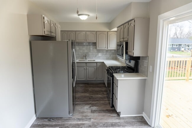 Building Photo - 2355 Hawthorne Ct