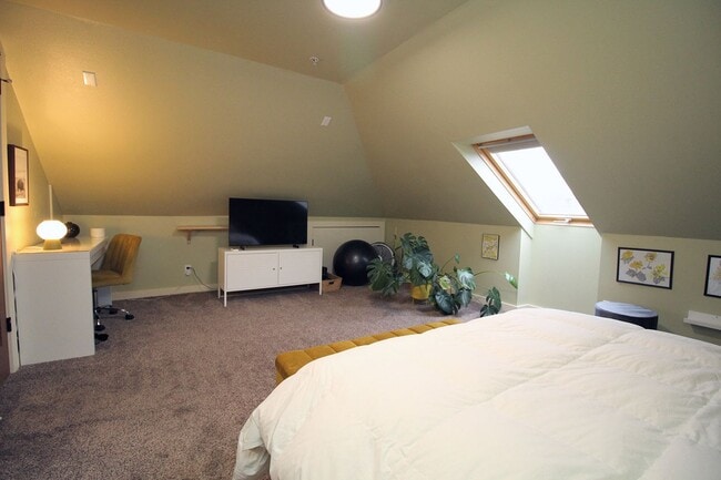 Building Photo - 4033 SE Hawthorne Blvd