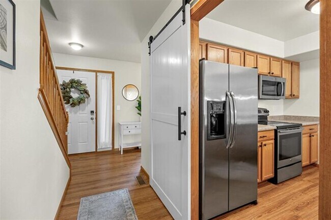 Building Photo - 2 Bedroom, 2-1/2 Bath Townhouse on Iowa City East Side!!