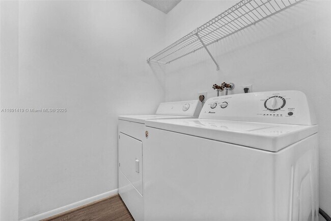 Building Photo - 8790 Holly Ct