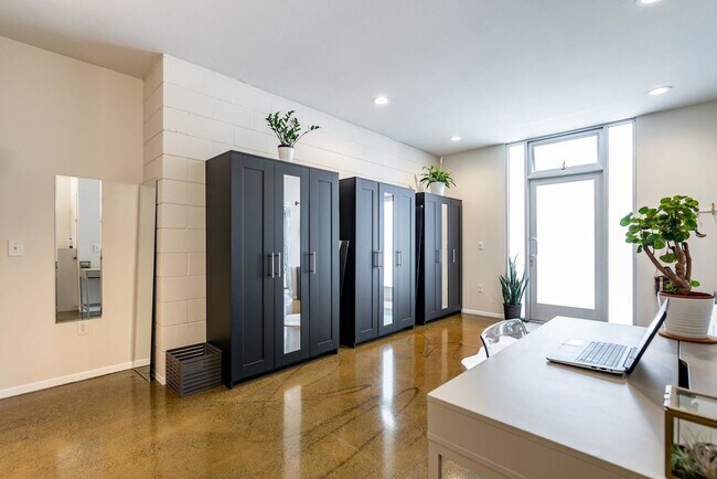 Building Photo - Lusso Lofts - Live work Town-home