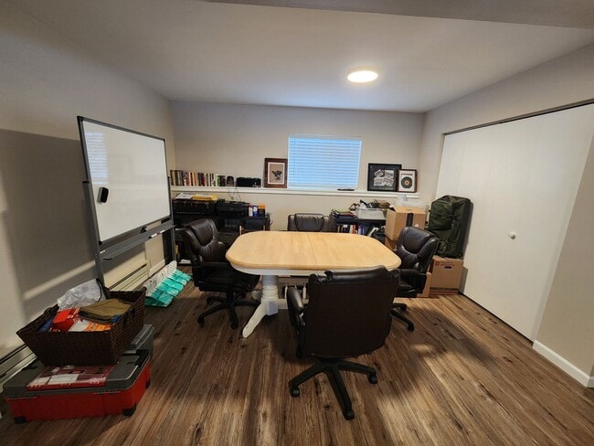 Building Photo - Immaculate 3 bedroom 2 bath split level ho...