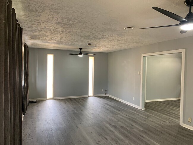 Building Photo - 138 Hickory Dr S Cir