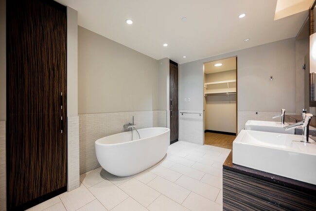 Building Photo - Waldorf Astoria Las Vegas- 1 bed .5 bath on the 39th floor!