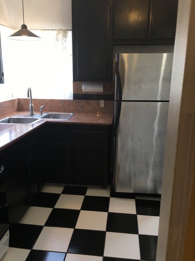 marble countertop - 4579 50th St