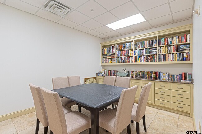 Building Photo - 2801 Wexford Dr