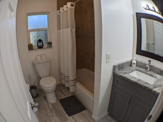 Building Photo - 2 Bed / 1 Bath Cozy Downtown Duplex Apartment