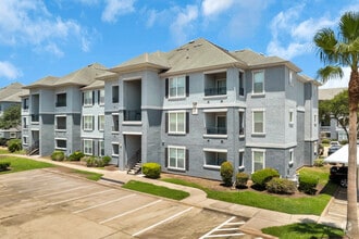 Building Photo - Mandalay At Shadow Lake