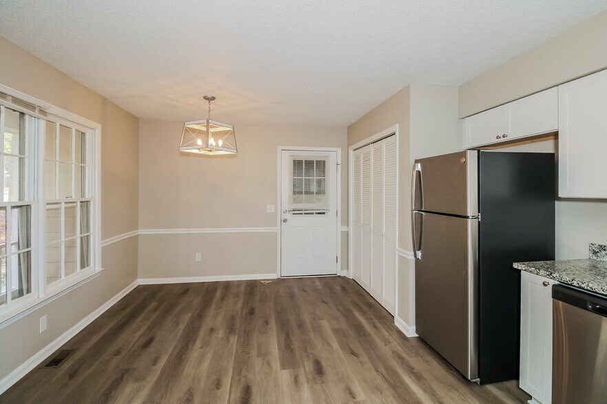 Building Photo - 216 Pond Ridge Rd E