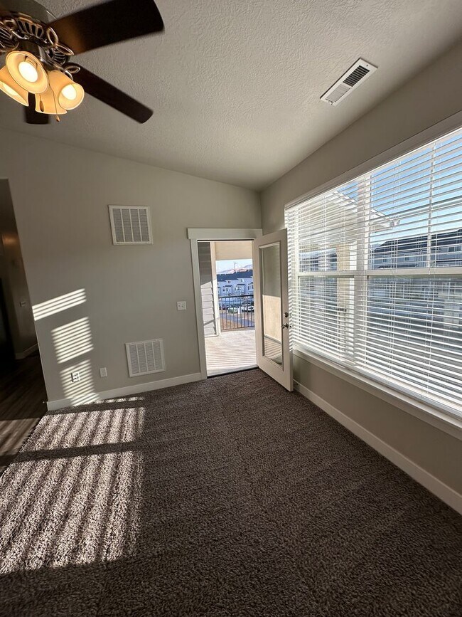 Building Photo - Bright and Modern 3 Bed Condo in Prime Location with Pool & Clubhouse!!