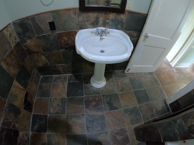 Building Photo - 824 Oakwood St