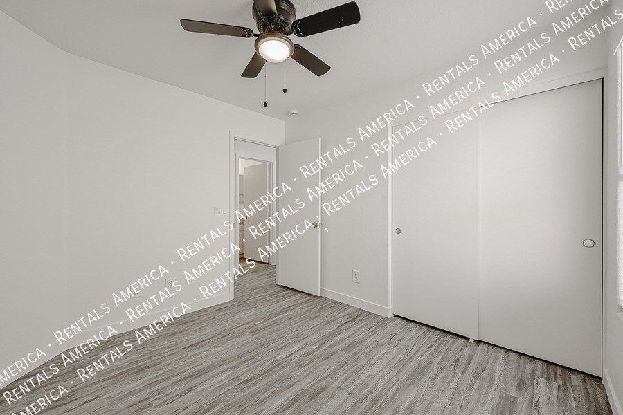 Building Photo - 4930 W Desert Dr