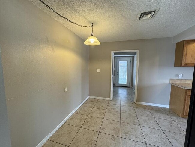 Building Photo - 1345 Agate Ave