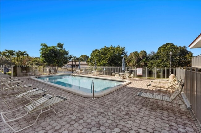 Building Photo - 455 S Pine Island Rd