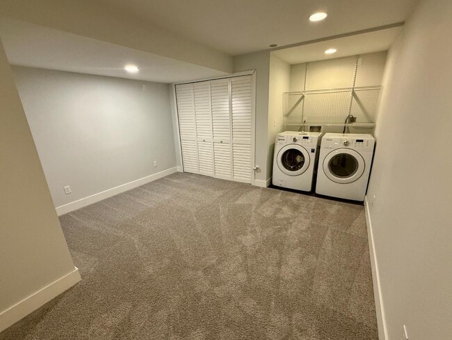 Building Photo - 3646 Queen Anne Way