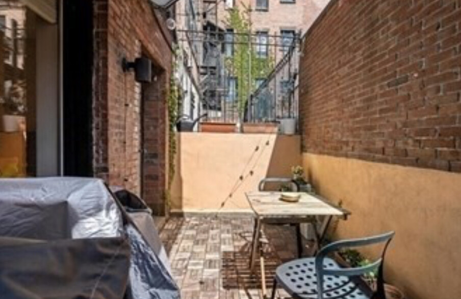 Building Photo - 220 Boylston St