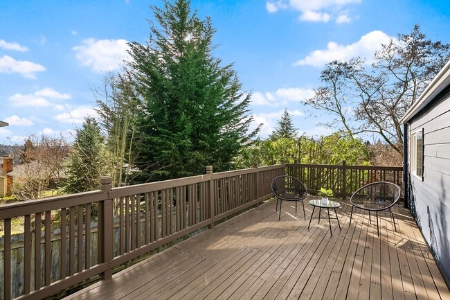 Building Photo - Beautiful Home in Seward Park!