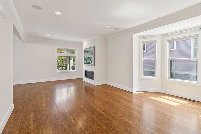Building Photo - 3739 Hyde Park Ave
