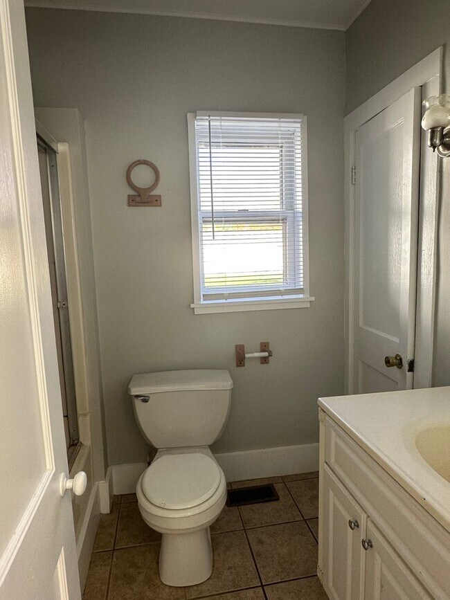 Building Photo - 3 Bedroom Single Family Home Available in August