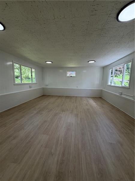 Building Photo - 306 Valley Dr
