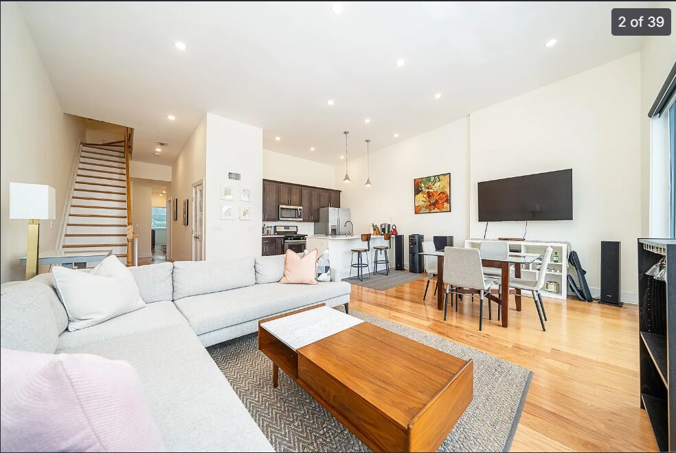 Building Photo - 209 Hutton St