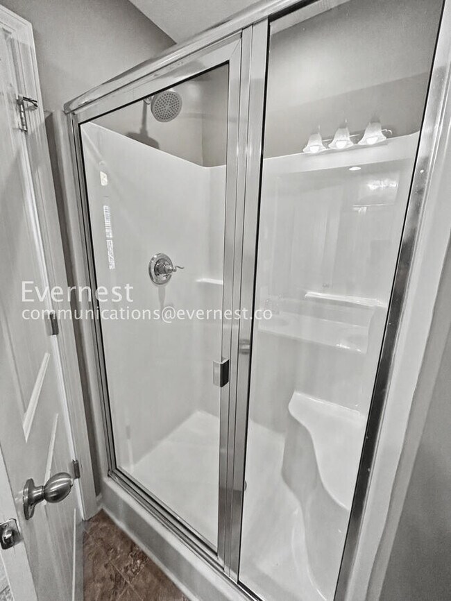 Building Photo - 2 Bed/2.5 Bath Townhome with Fenced Yard / Pet-Friendly / Available Now!