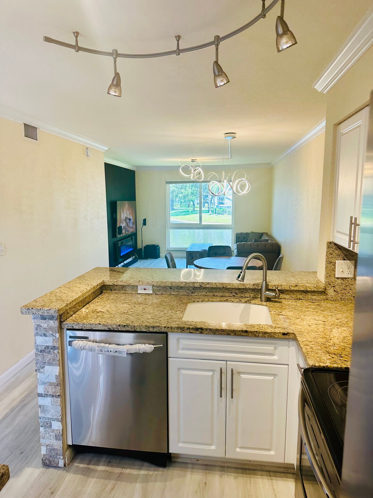 Building Photo - 2104 S Cypress Bend Dr