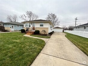 Building Photo - 13 Satinwood Dr