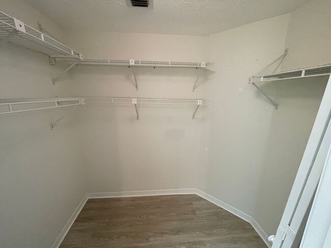 Building Photo - Unfurnished 2 BR 2 Bath Annual Rental in R...