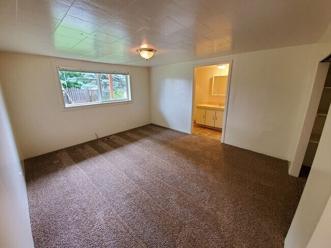 Building Photo - 3 Bed 2 Bath Home w/ storage shed