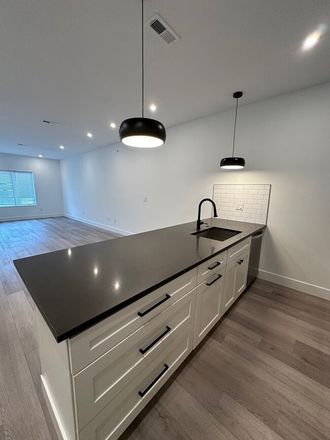 Building Photo - Recently Constructed, Modern 3 Bed / 3 Bath Bi Level Apartment Near Temple — Private Rooftop + Ba...