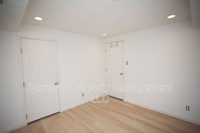 Building Photo - 142 Kenwood Dr