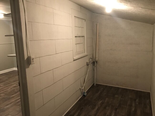 Building Photo - AVAILABLE NOW!