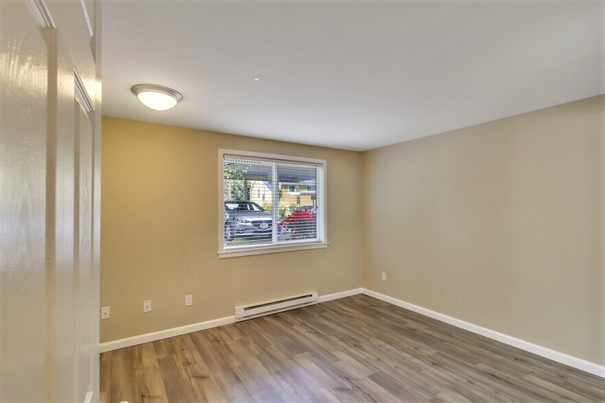 Spacious bedroom - 10026 NE 127th Pl