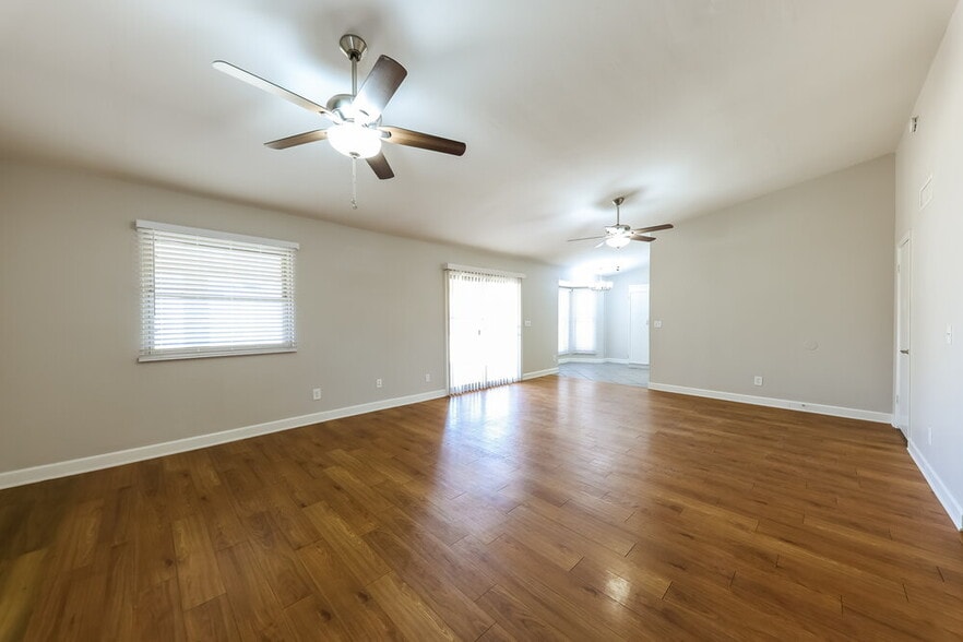 Building Photo - 7008 W Canterbury Dr